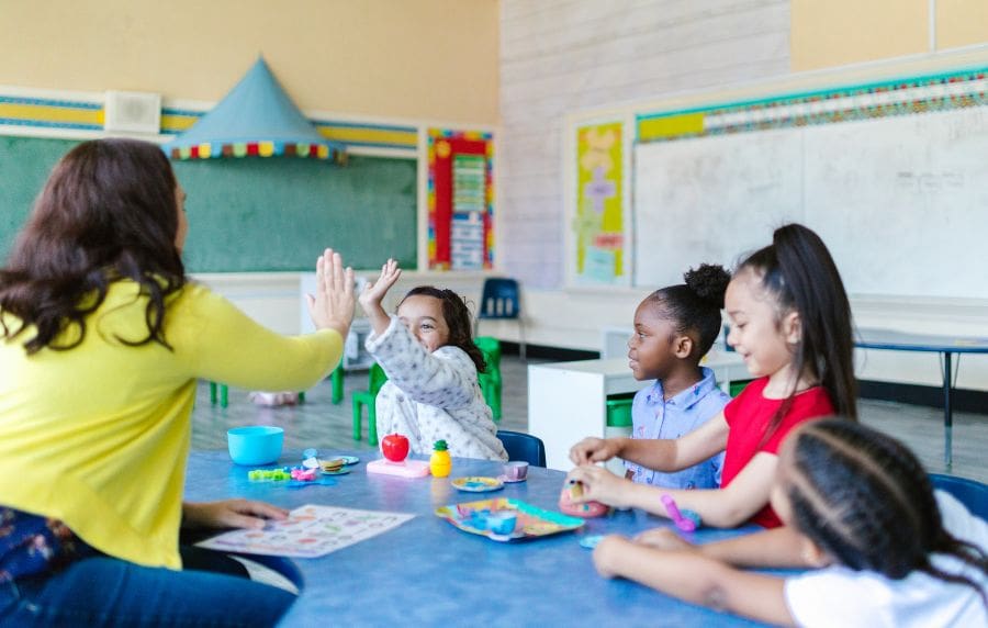 que hay que estudiar para ser profesora de infantil