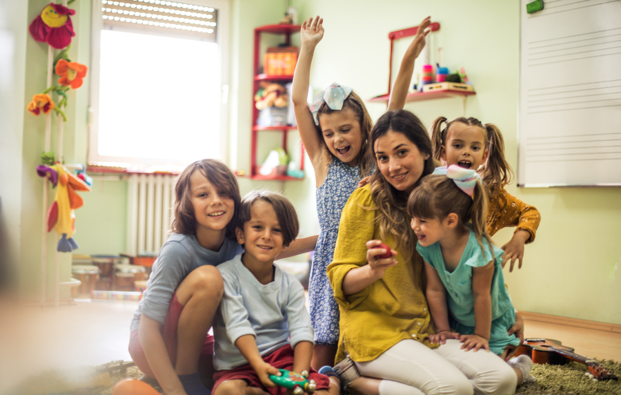 Un maestro de primaria puede dar clase en infantil